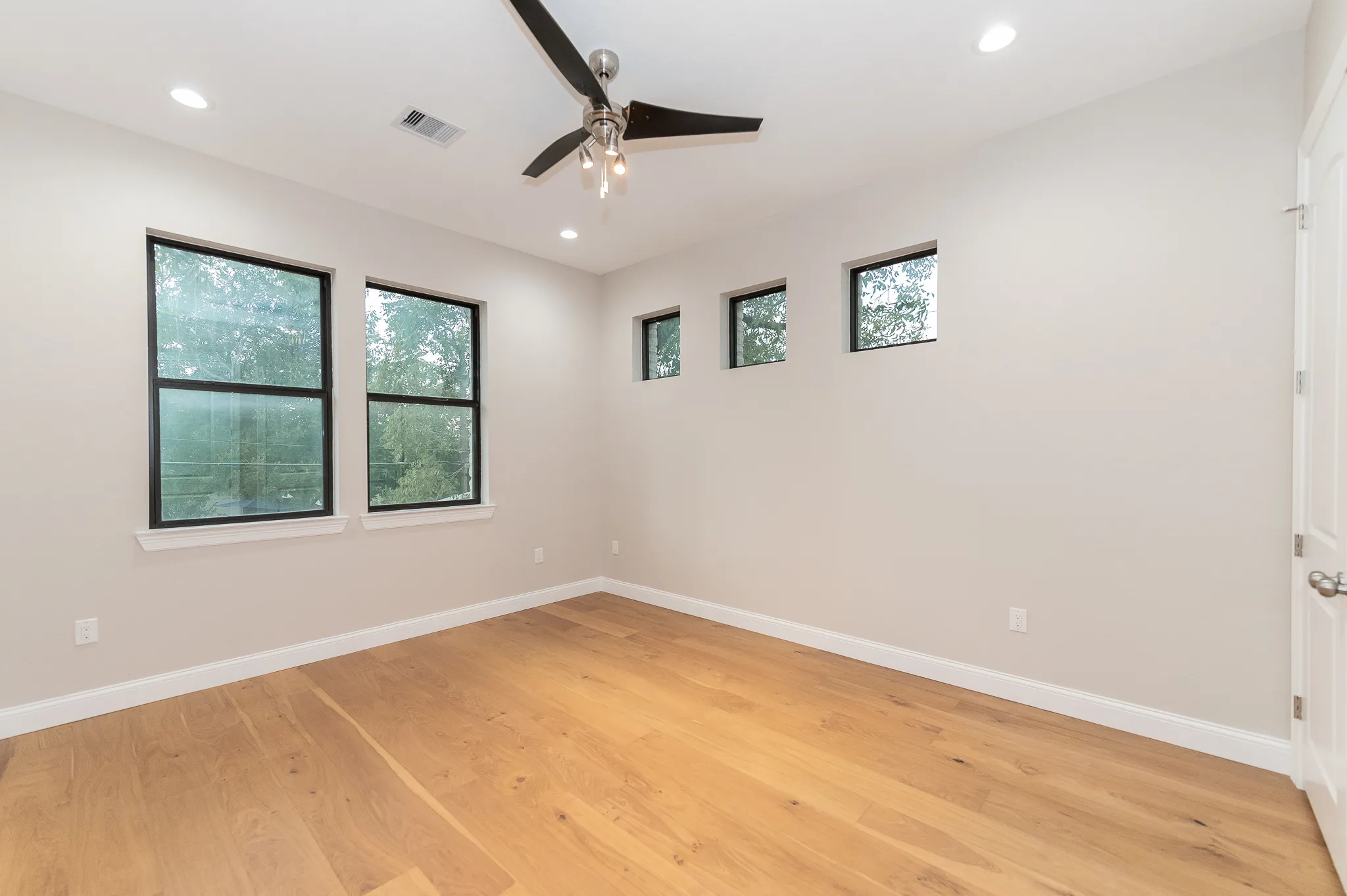 102 Cloverleaf Ave photo 27