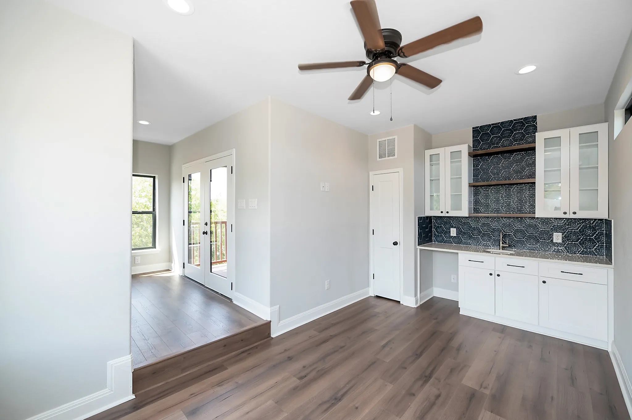 1821 N Olive photo 2