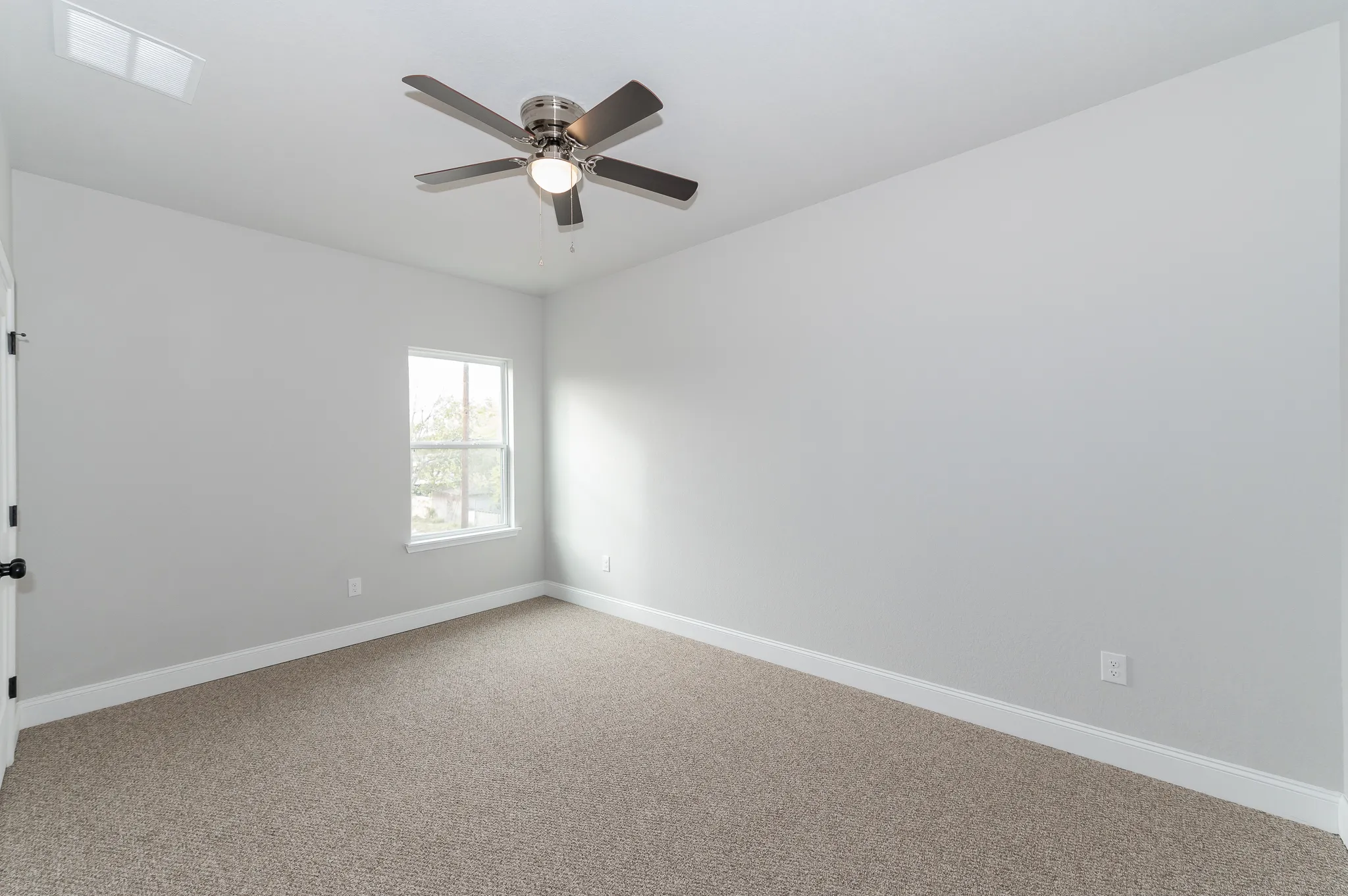 819 Saint James photo 16