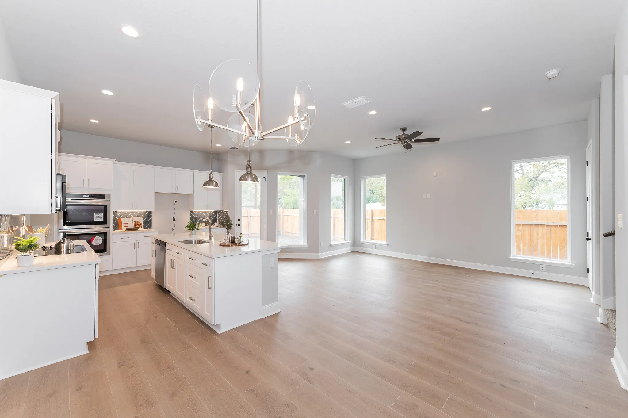 819 Saint James photo 22