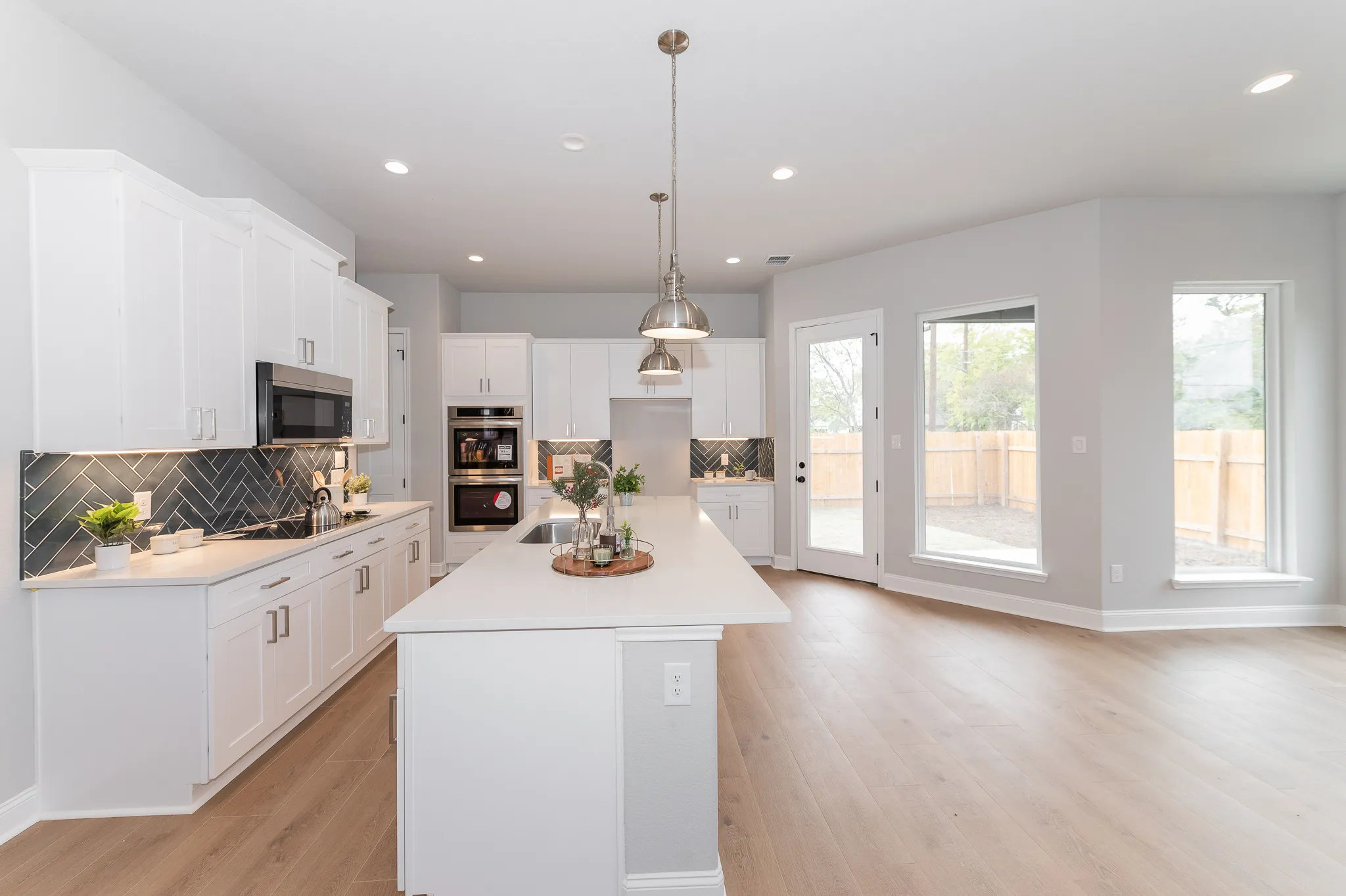 819 Saint James photo 23