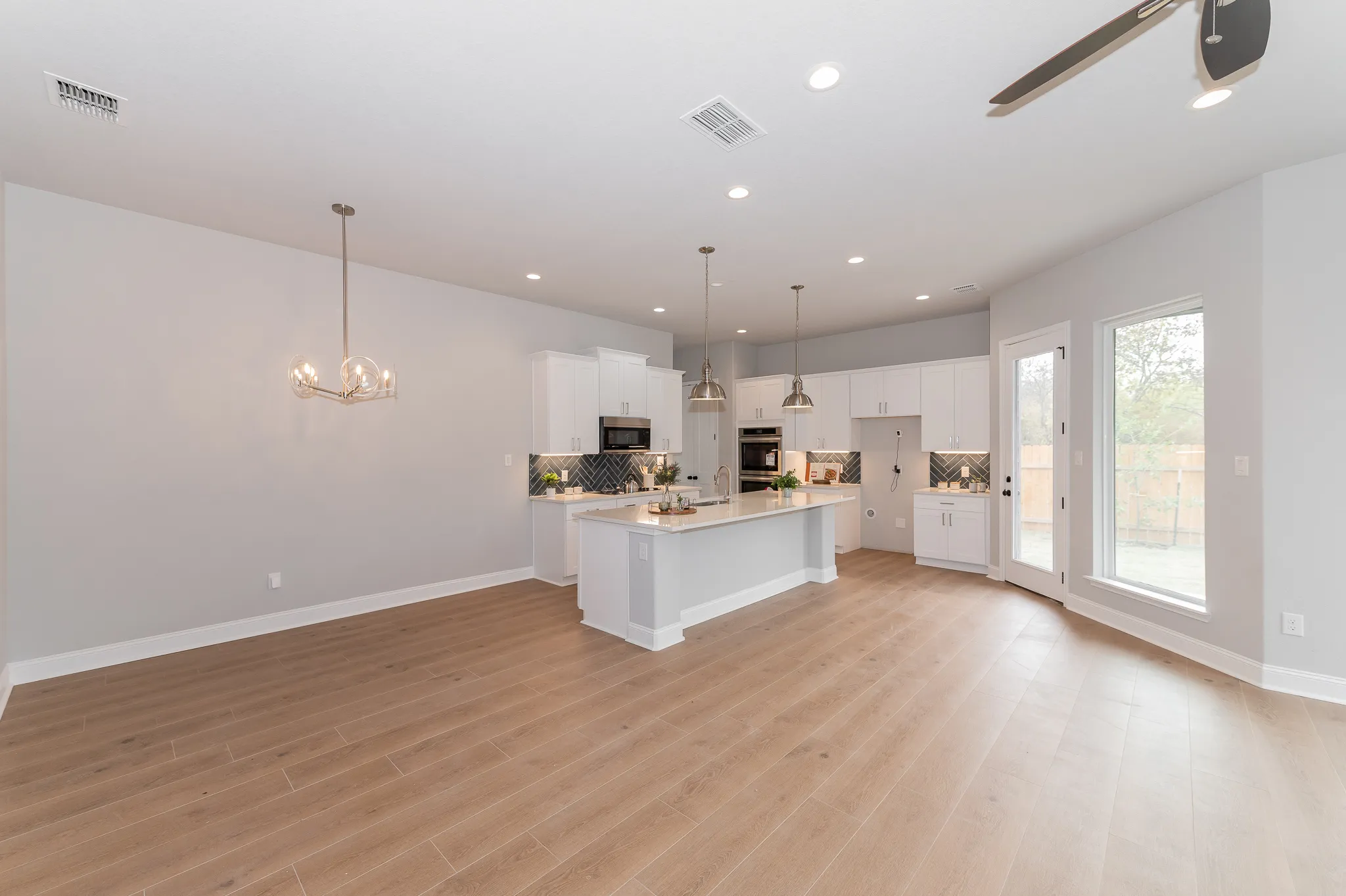 819 Saint James photo 25