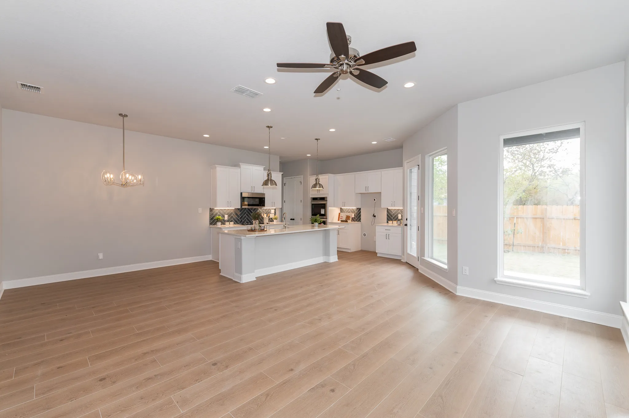 819 Saint James photo 31