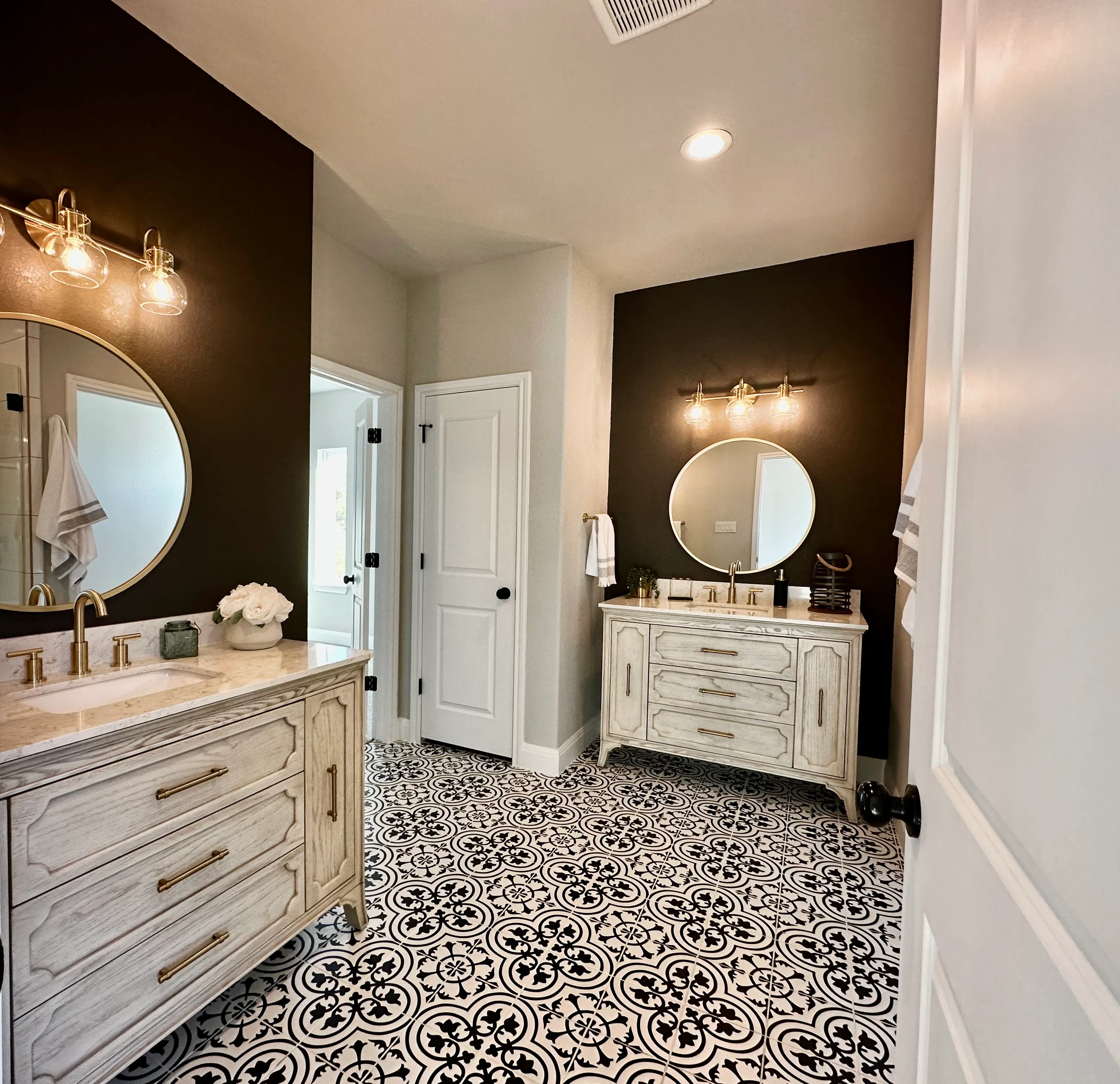 815 Saint James photo 5