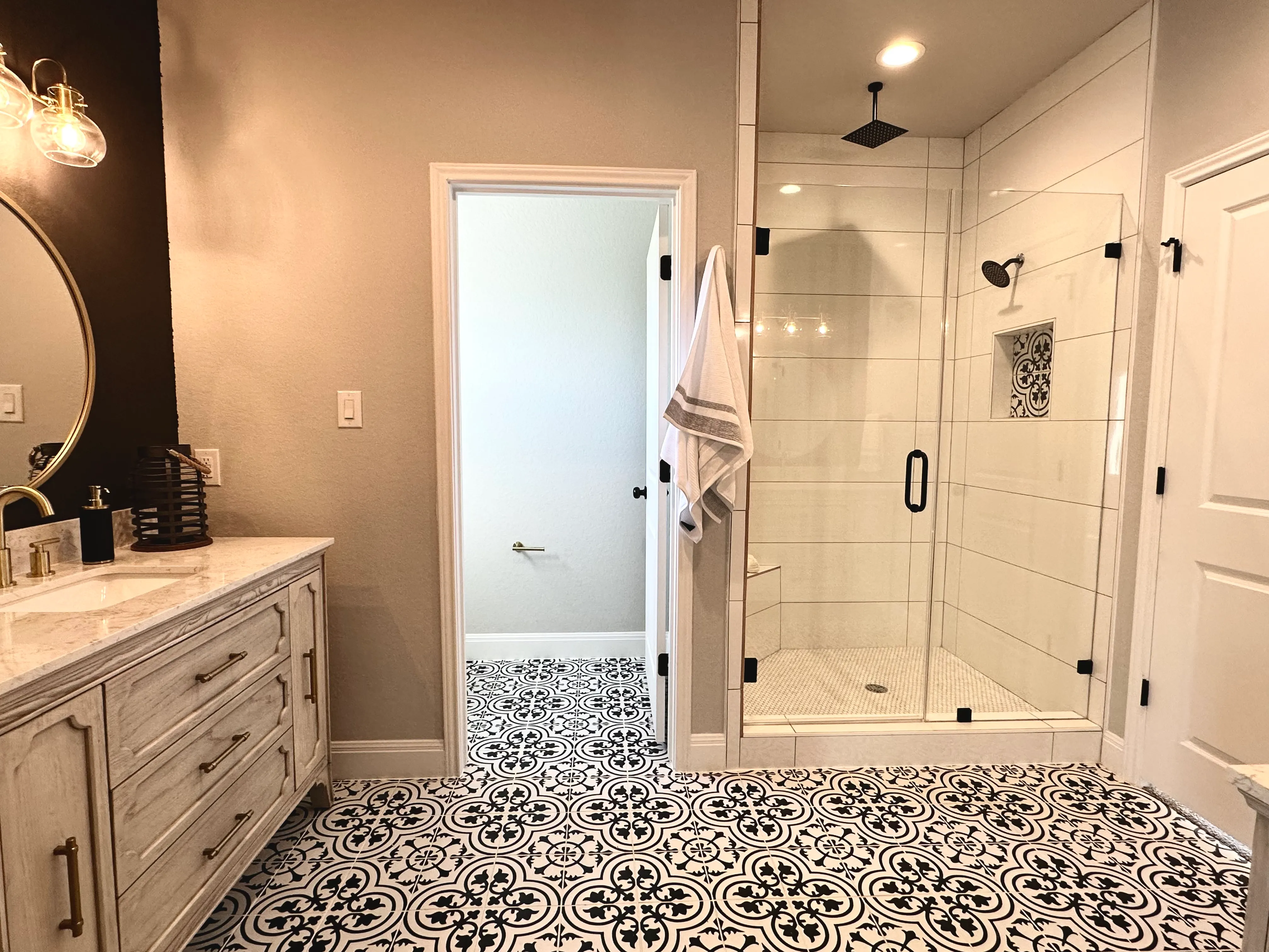 815 Saint James photo 2