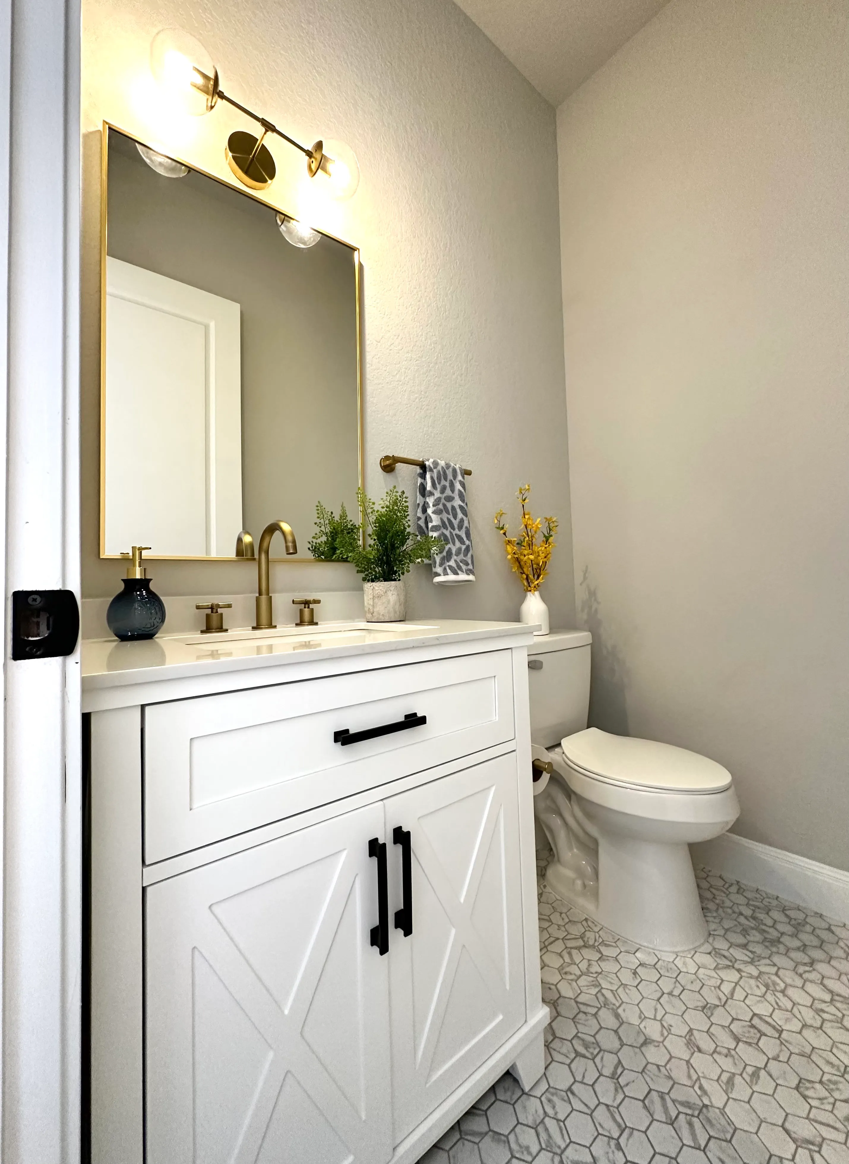 815 Saint James photo 9